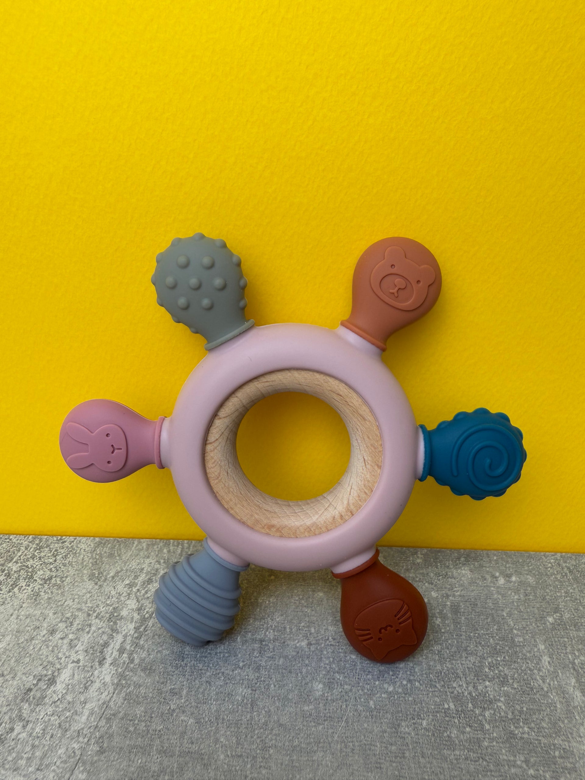 Jucărie de Dentiție Multisenzorial - Inel de dentiție din lemn și silicon - Roz pal. 0+