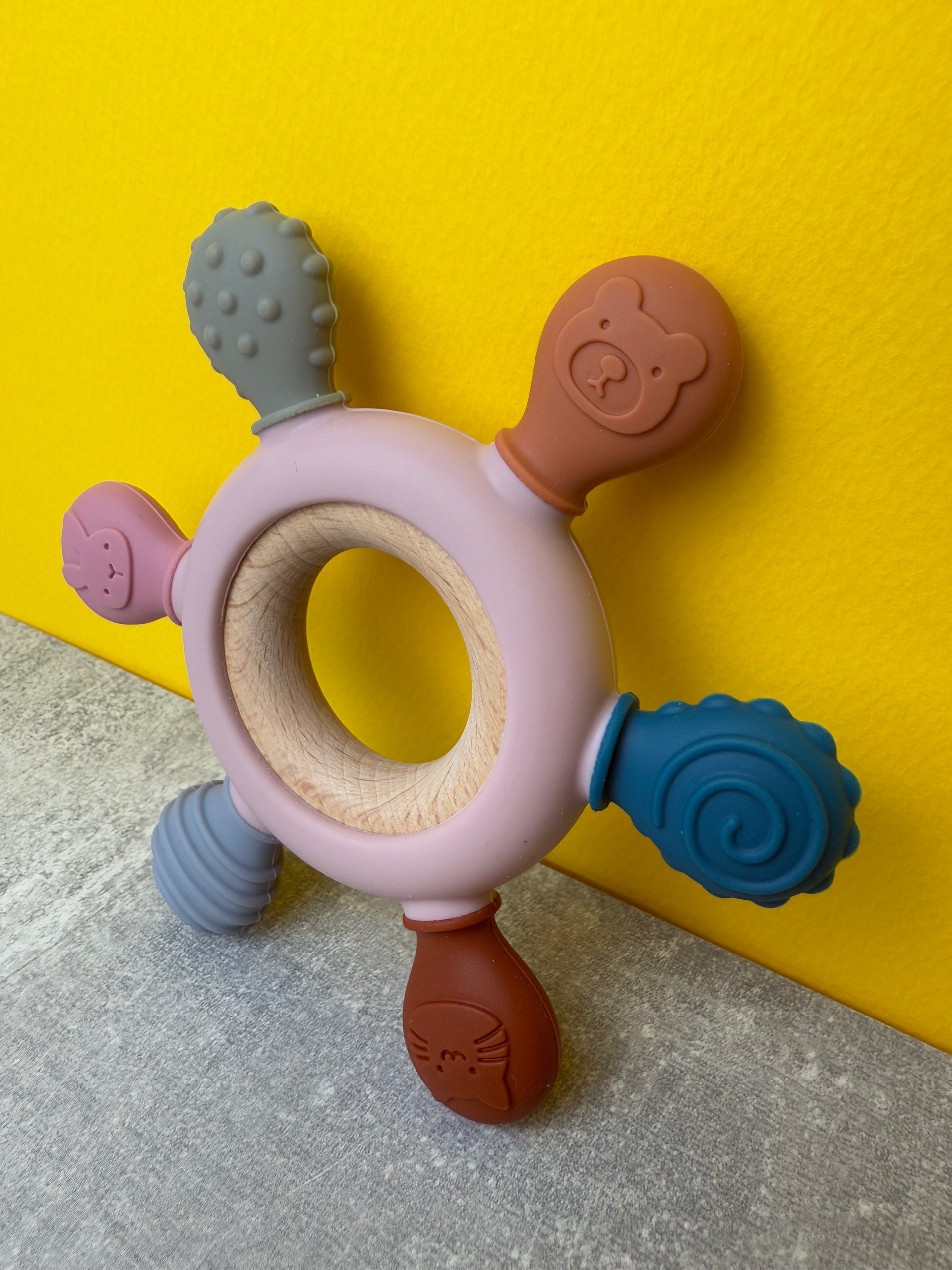 Jucărie de Dentiție Multisenzorial - Inel de dentiție din lemn și silicon - Roz pal. 0+