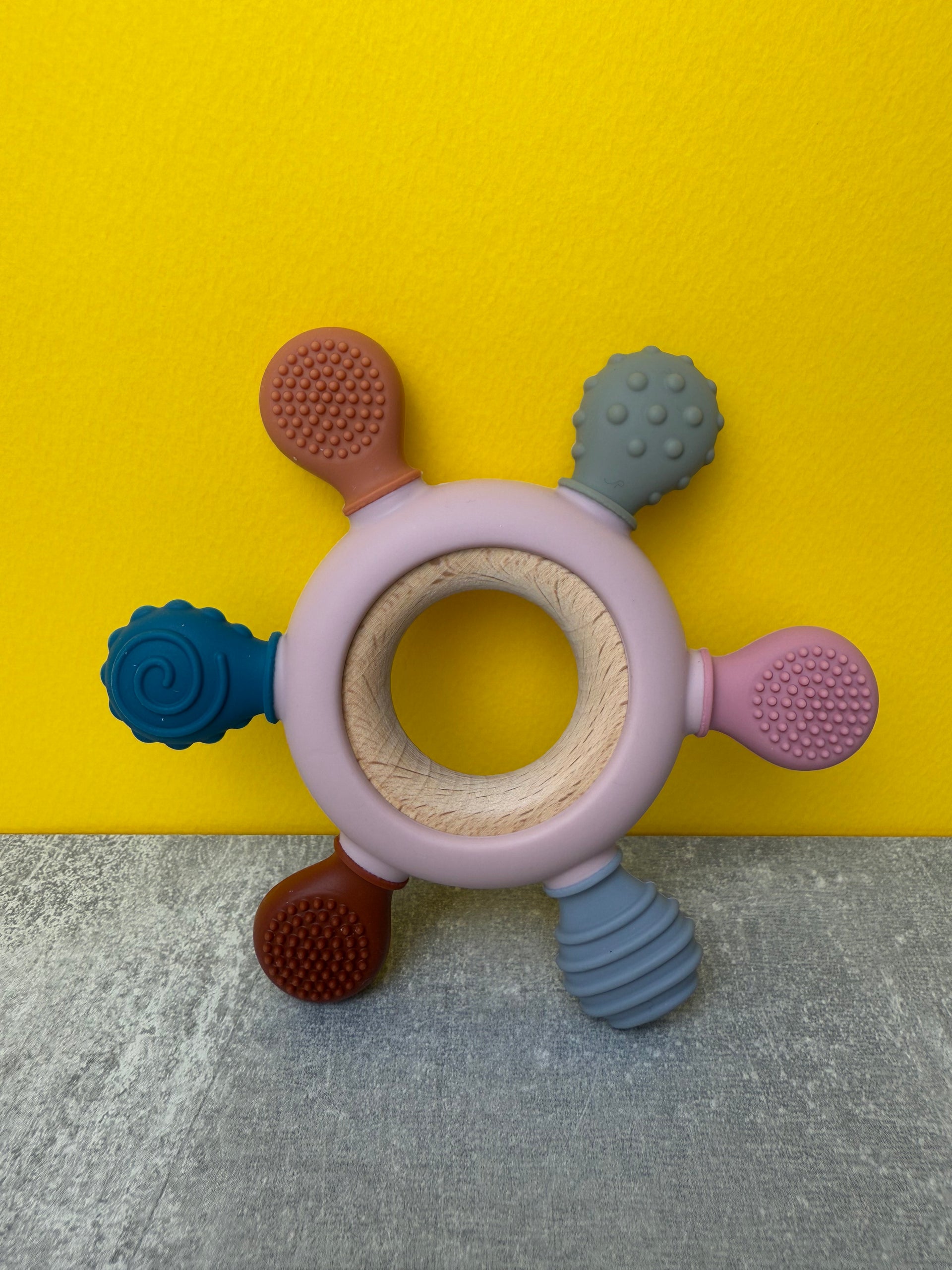 Jucărie de Dentiție Multisenzorial - Inel de dentiție din lemn și silicon - Roz pal. 0+