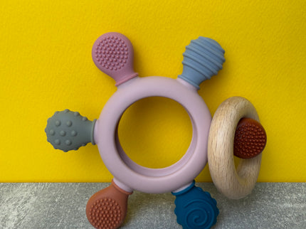 Jucărie de Dentiție Multisenzorial - Inel de dentiție din lemn și silicon - Roz pal. 0+ - Bebeboo - Totul pentru copii. Jucării, Hăinuțe, Perne, Mobilier, Textile