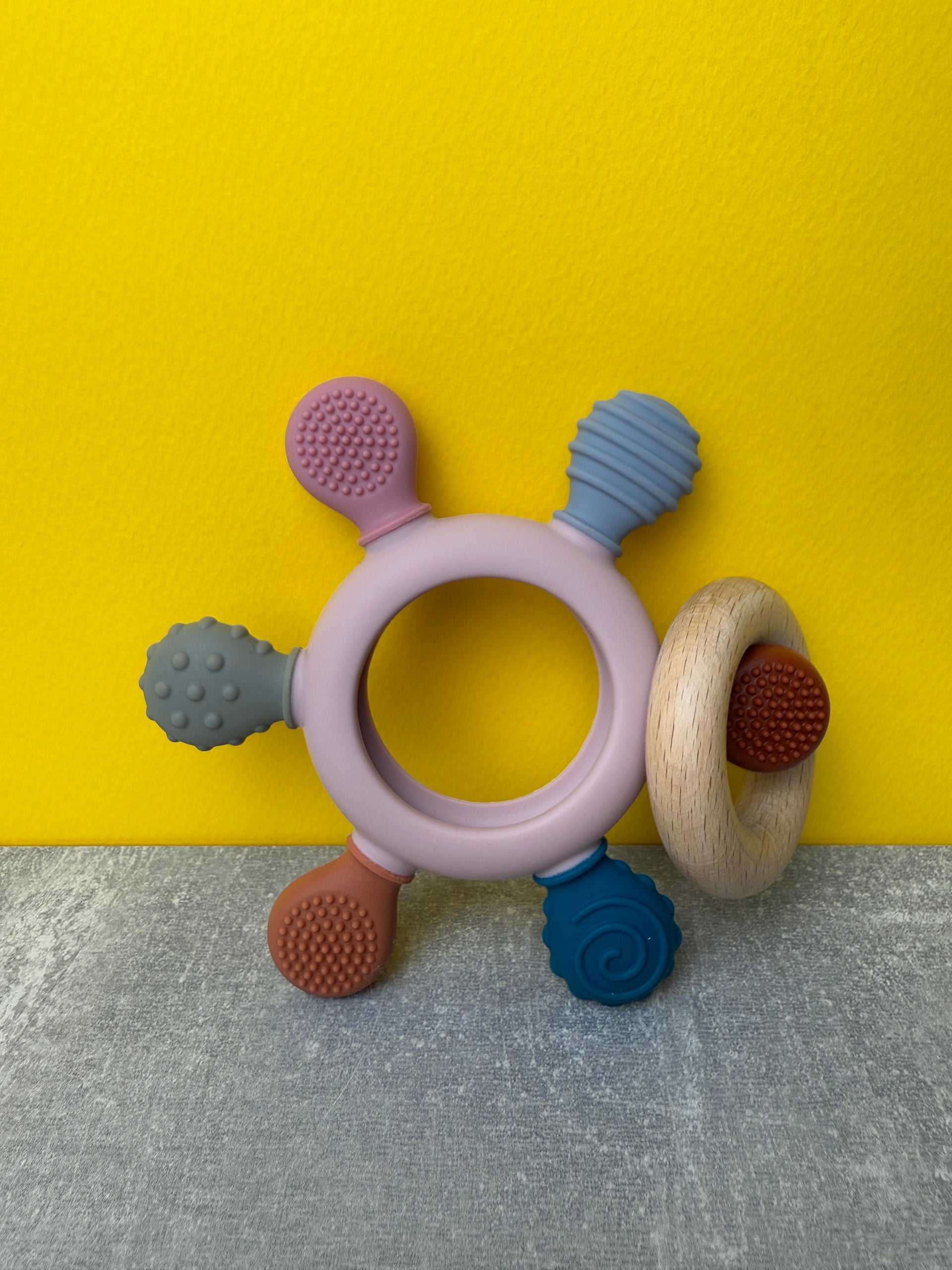 Jucărie de Dentiție Multisenzorial - Inel de dentiție din lemn și silicon - Roz pal. 0+