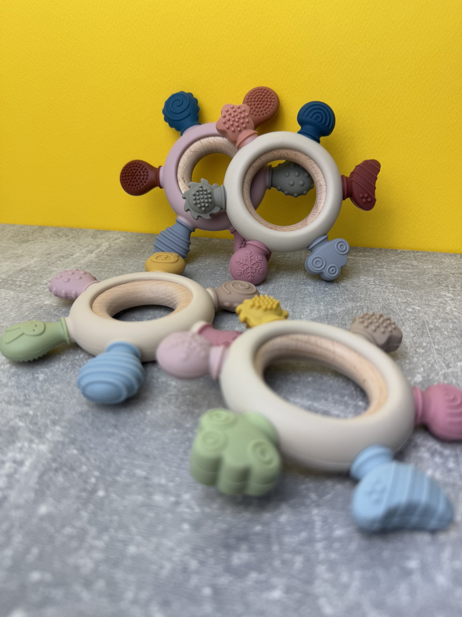 Jucărie de Dentiție Multisenzorial - Inel de dentiție din lemn și silicon Alb crem. 0+