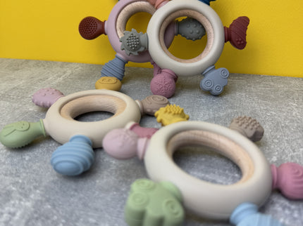 Jucărie de Dentiție Multisenzorial - Inel de dentiție din lemn și silicon - Bej. 0+ - Bebeboo - Totul pentru copii. Jucării, Hăinuțe, Perne, Mobilier, Textile