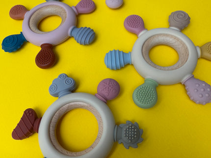 Jucărie de Dentiție Multisenzorial - Inel de dentiție din lemn și silicon Alb crem. 0+ - Bebeboo - Totul pentru copii. Jucării, Hăinuțe, Perne, Mobilier, Textile
