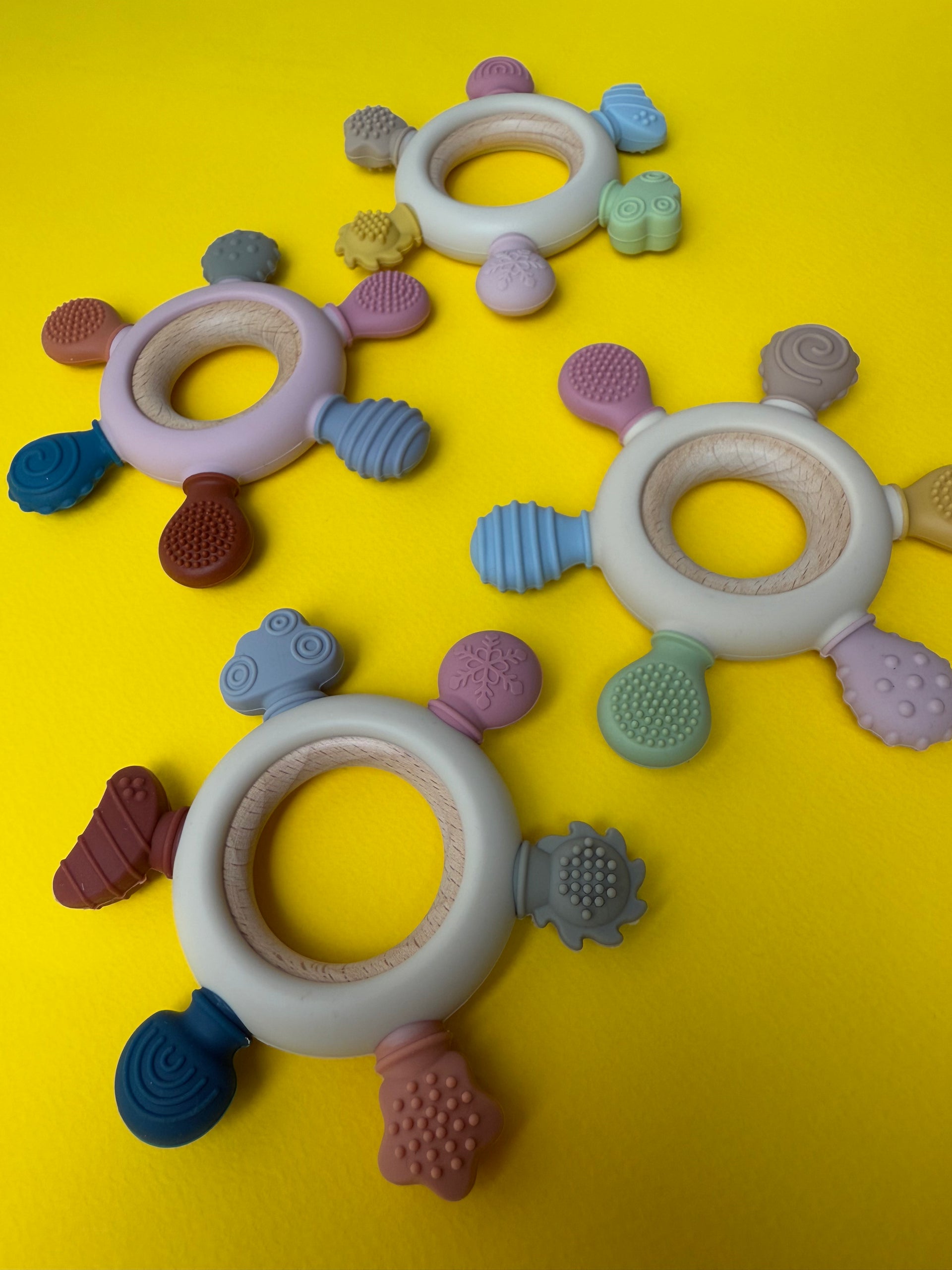 Jucărie de Dentiție Multisenzorial - Inel de dentiție din lemn și silicon Alb crem. 0+