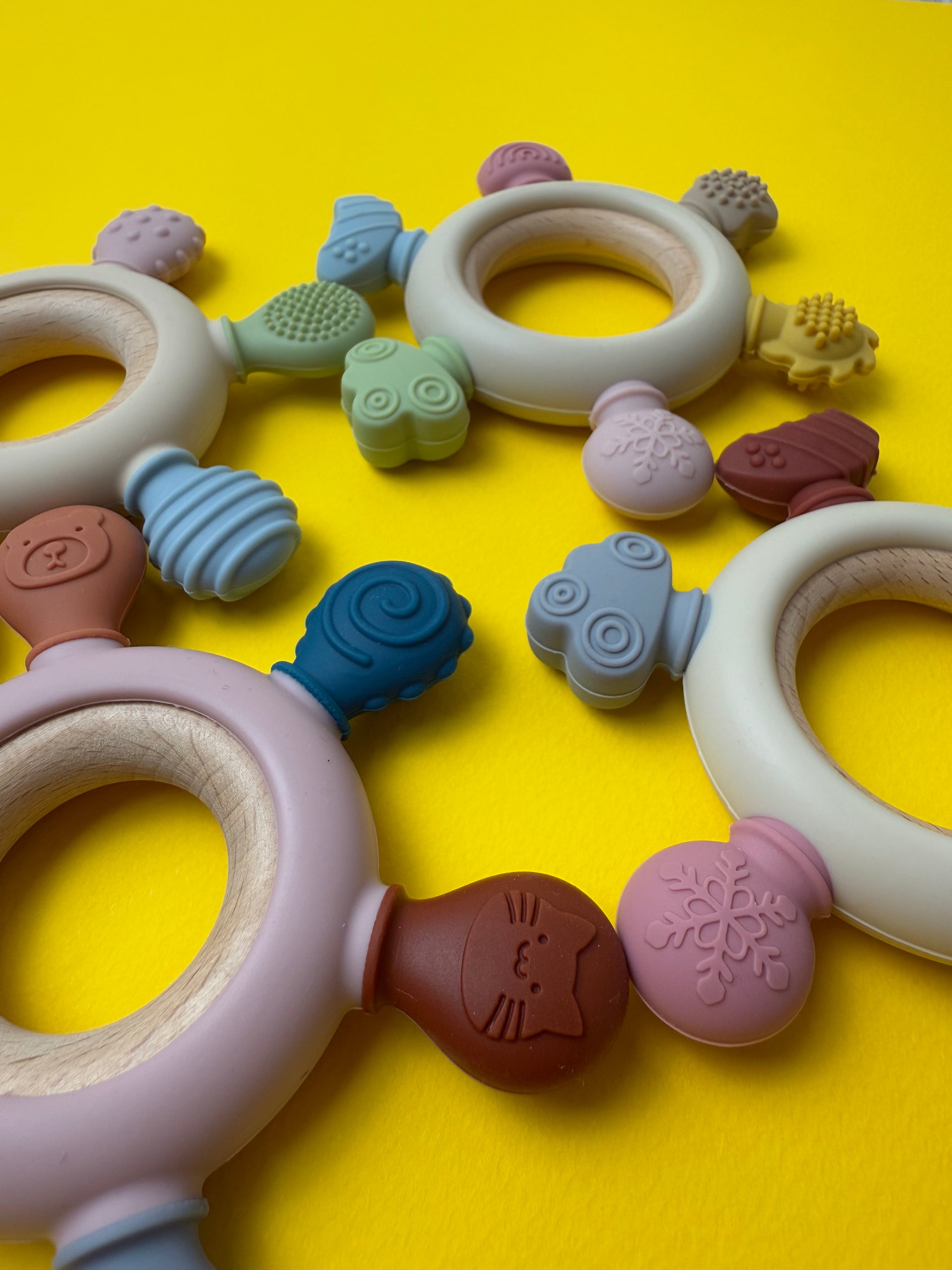 Jucărie de Dentiție Multisenzorial - Inel de dentiție din lemn și silicon - Bej deschis. 0+