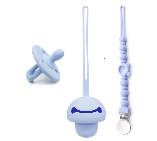 Set suzeta dentitie, lantisor si protectie, Model 3 – Pastel Blue, 3 luni+, silicon