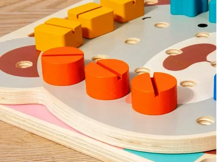 Joc Montessori Urs cu Șuruburi – Panou Educativ cu Forme și Cartonașe - Bebeboo - Totul pentru copii. Jucării, Hăinuțe, Perne, Mobilier, Textile