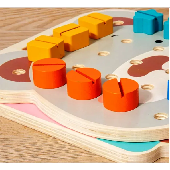 Joc Montessori Urs cu Șuruburi – Panou Educativ cu Forme și Cartonașe