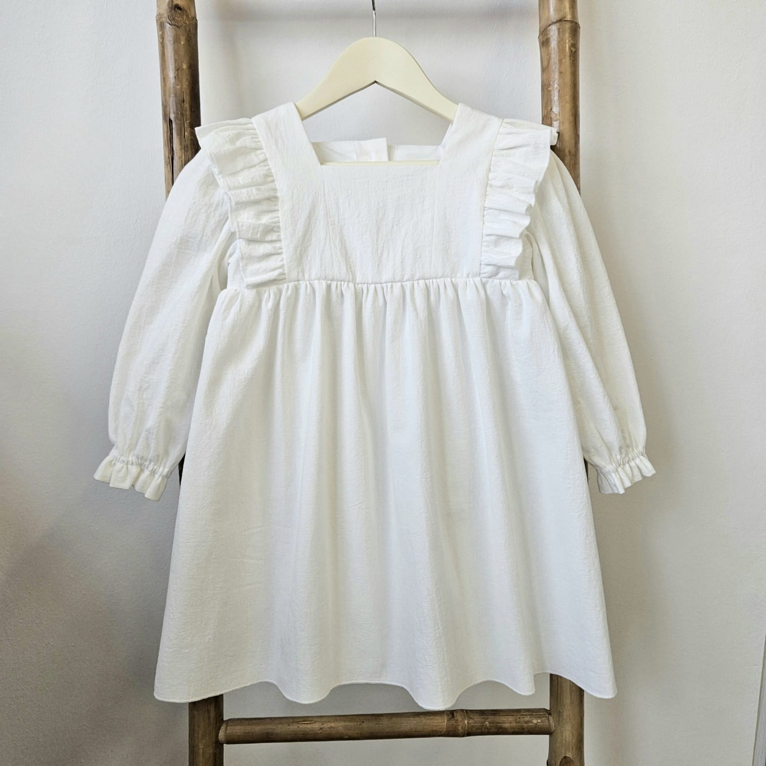 Rochita Alba Cu Volanase