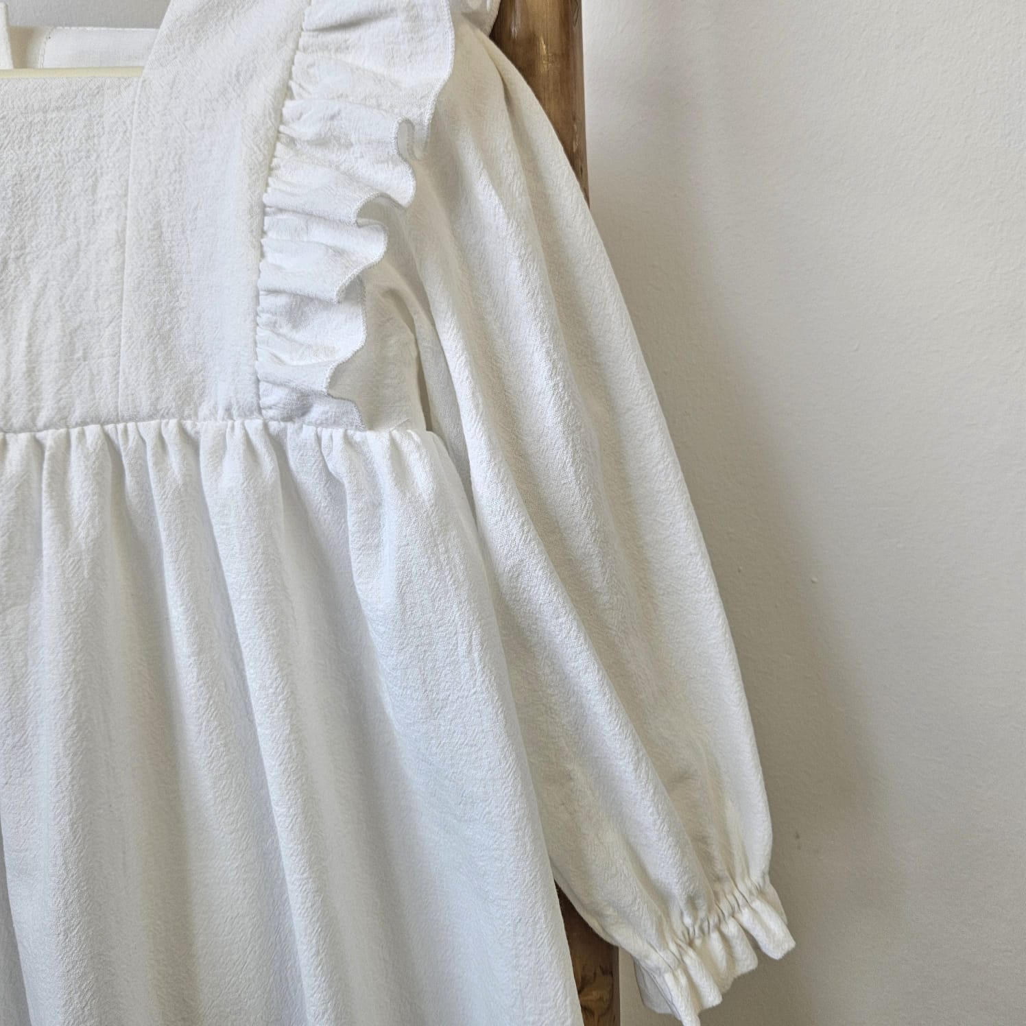 Rochita Alba Cu Volanase