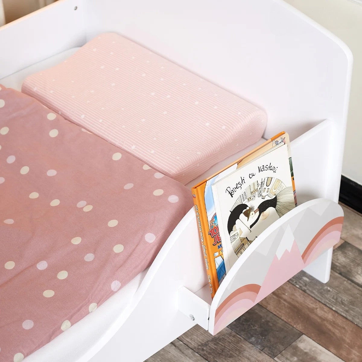 Pat Copii cu Protectie Laterala si Raft Depozitare Carti si Jucarii, Model Curcubeu, Patut pentru Fetite Varsta de 3 - 8 Ani, Mobilier din Lemn MDF, Alb + Bonus Stickere Fosforescente