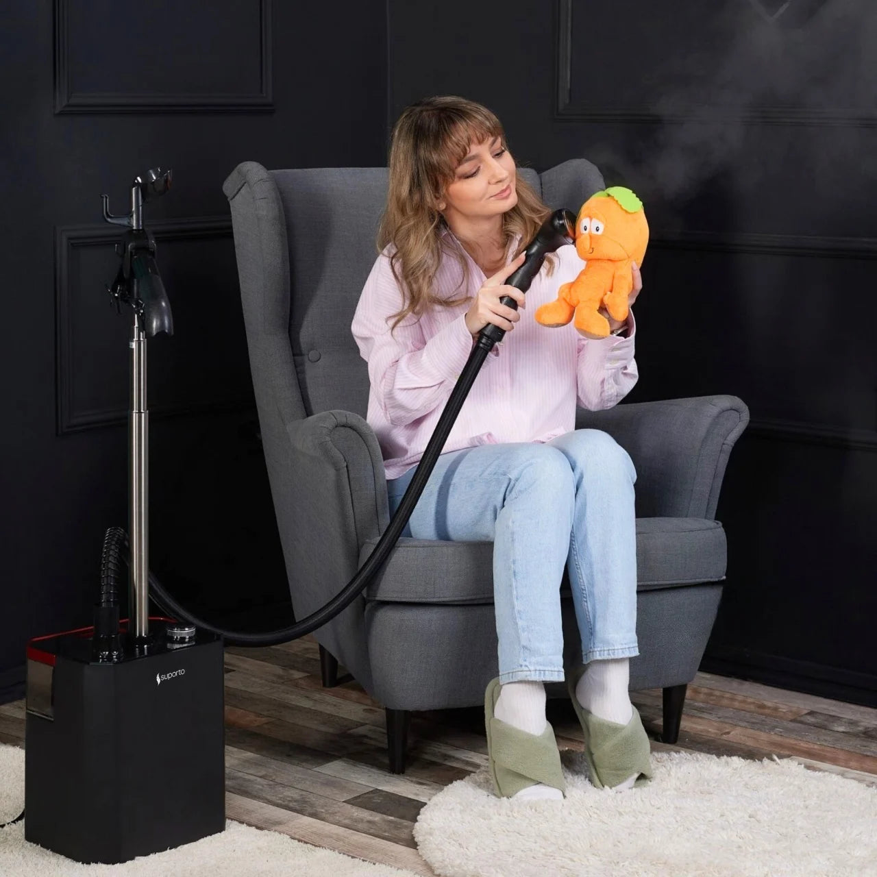 Fier de călcat vertical cu aburi. Steamer model S2 de 2200W cu 3 trepte de putere. Statie de calcat profesionala pentru hainele copiilor, fara mirosuri si fara cute. Rezervor aparat 2.9 L, pentru 64 min de lucru, 45g/min abur continuu