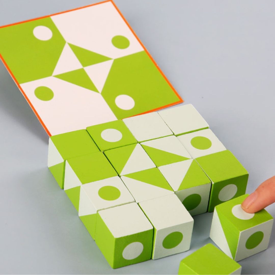 Puzzle geometric 3D cu carduri și cuburi