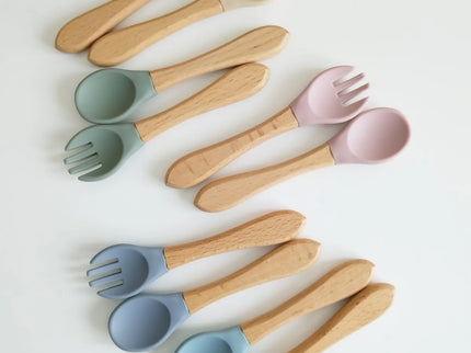 Set tacamuri pentru bebelusi, lingurita + furculita, diverse culori, silicon si lemn, 6 luni+