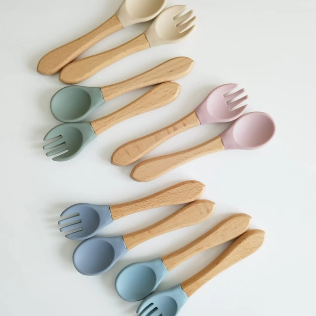 Set tacamuri pentru bebelusi, lingurita + furculita, diverse culori, silicon si lemn, 6 luni+
